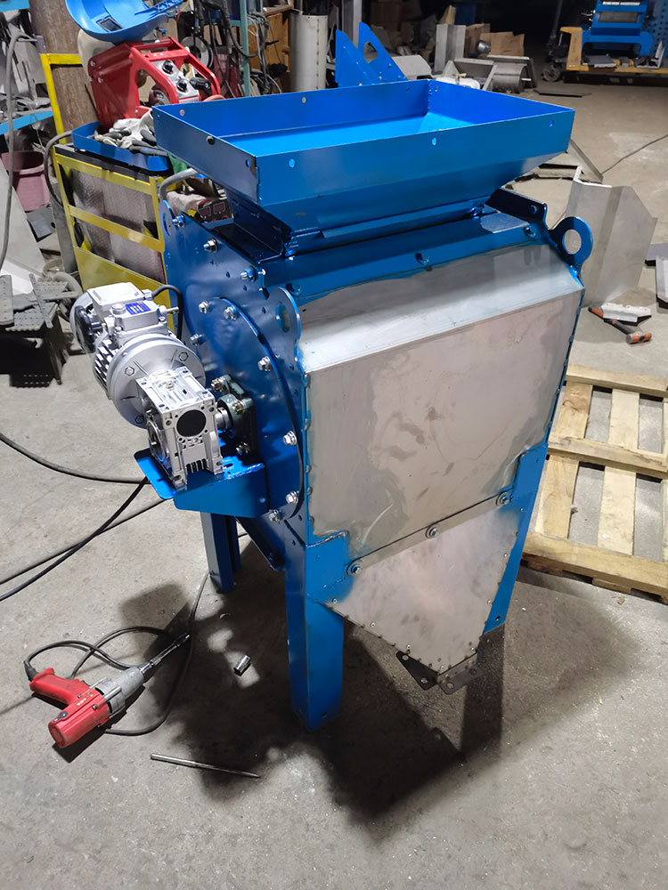 3250型封閉式磁選機(jī)彈簧漏斗款